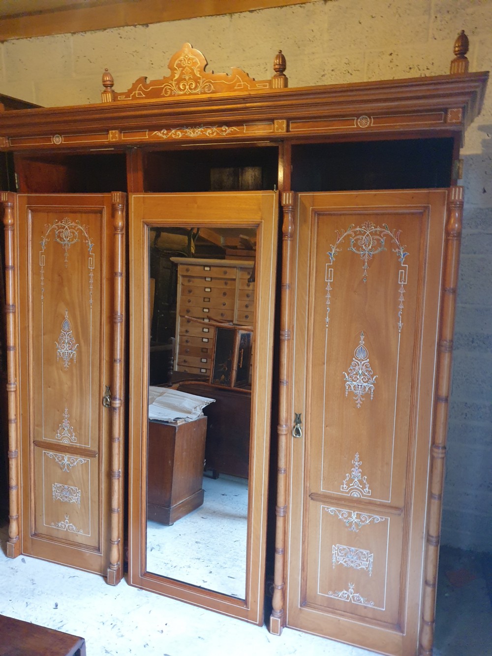 Good quality triple wardrobe with original decoration 