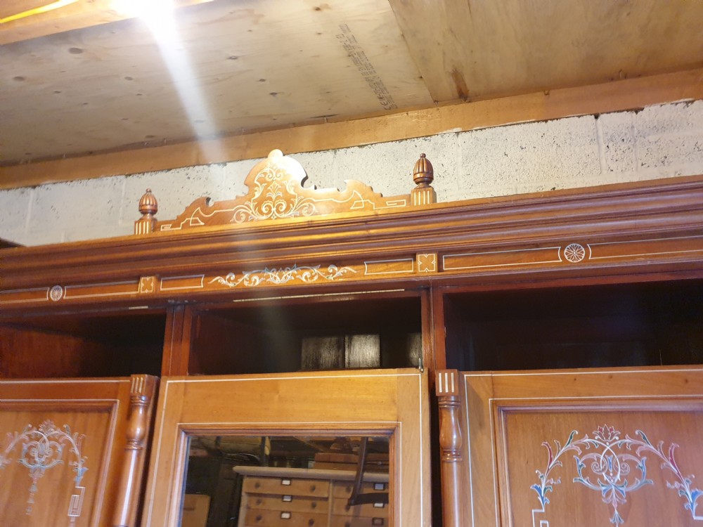Good quality triple wardrobe with original decoration  View II