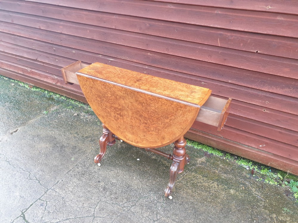 Victorian walnut Sutherland table with drawers. 