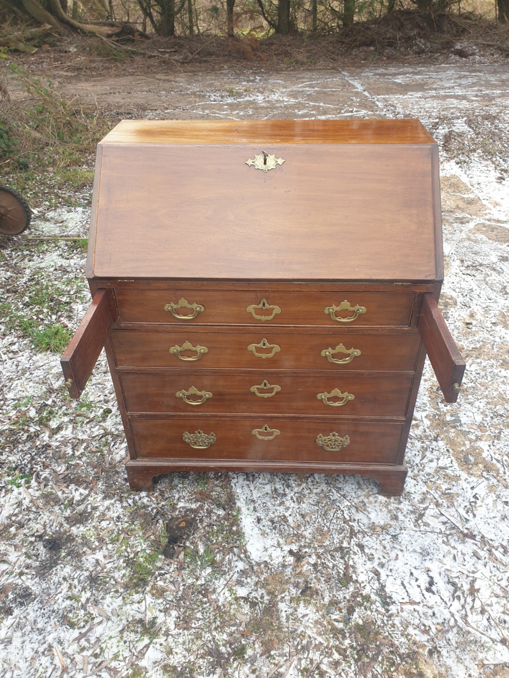 Small 18th century bureau.  View VI
