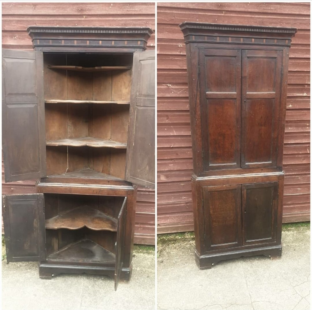 Late Georgian oak 2 part corner cupboard 