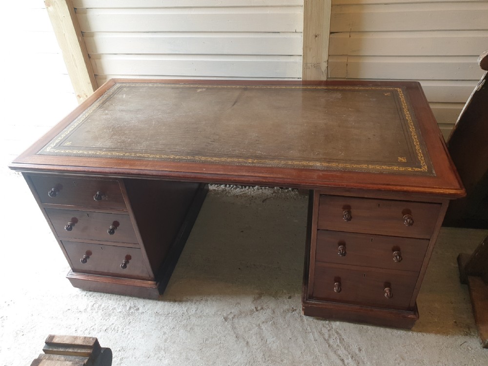 Victorian mahogany kneehole pedestal desk with makers stamp. 