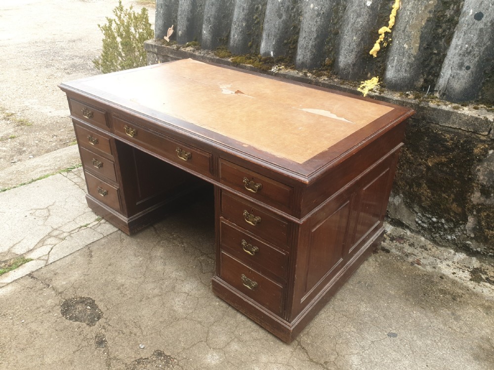 Mahogany panelled kneehole pedestal desk. 