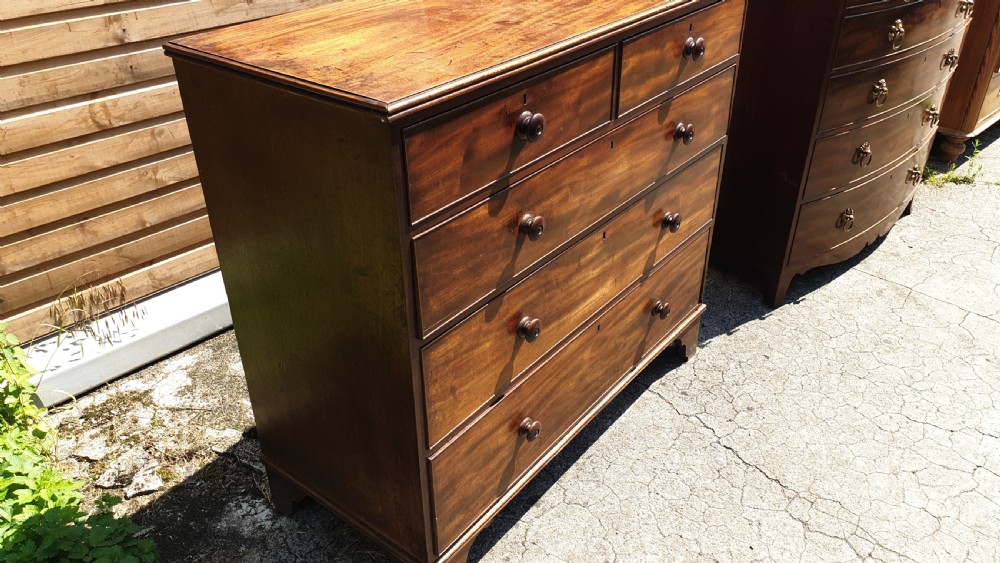 Regency mahogany chest of drawers of good practical size. View V