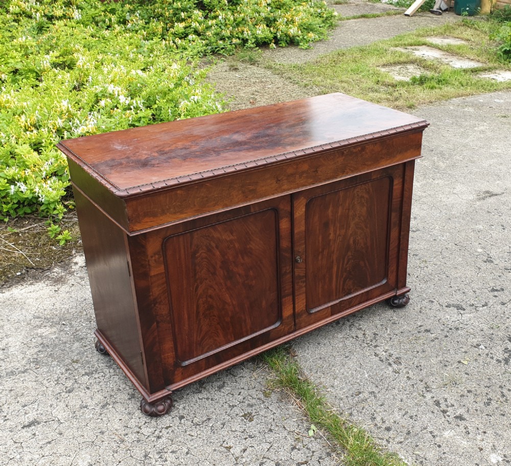 Good quality William IV mahogany washstand with fitted interior. 