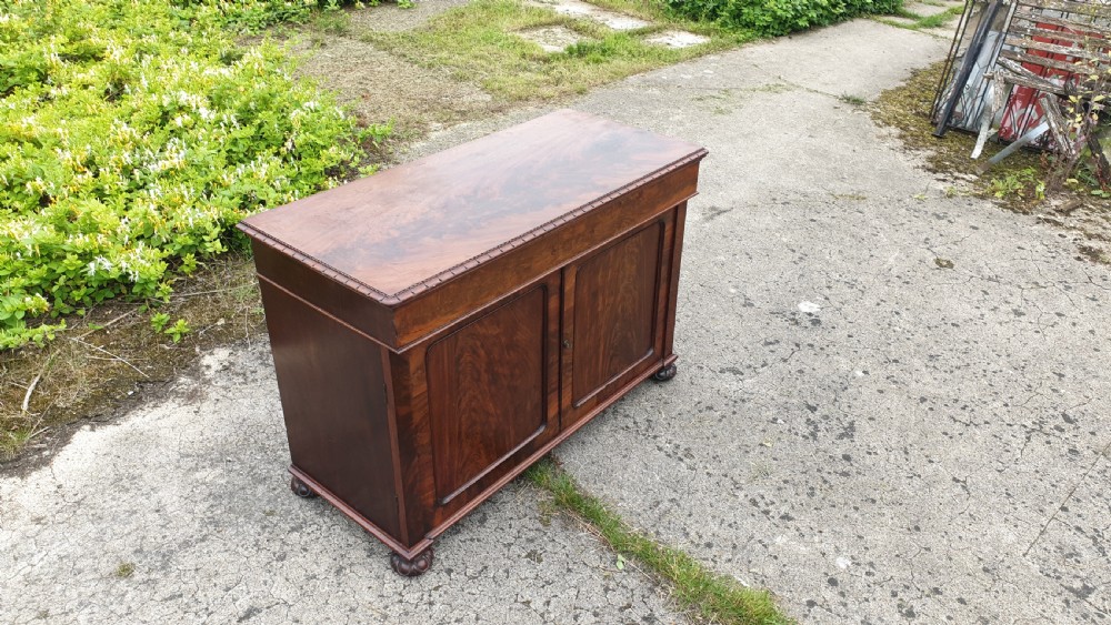Good quality William IV mahogany washstand with fitted interior.  View VI