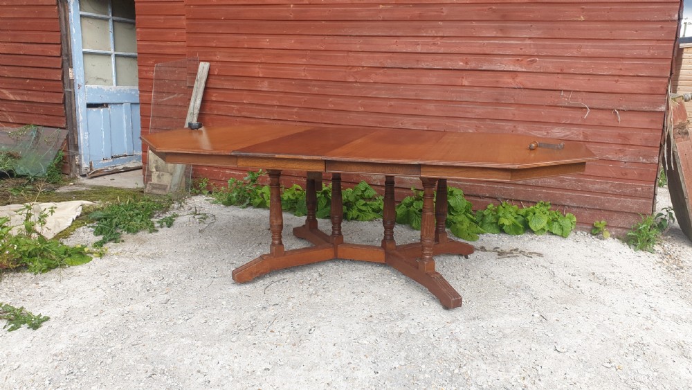 Late Victorian walnut extending dining table. With makers stamp.