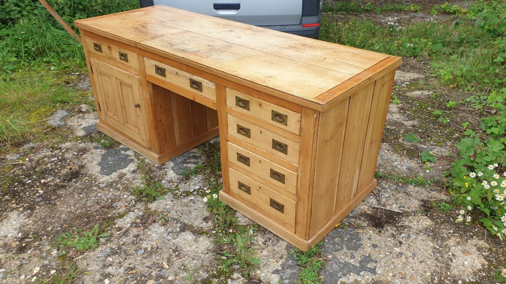 Large late Victorian Great Western Railway station masters desk. View IX