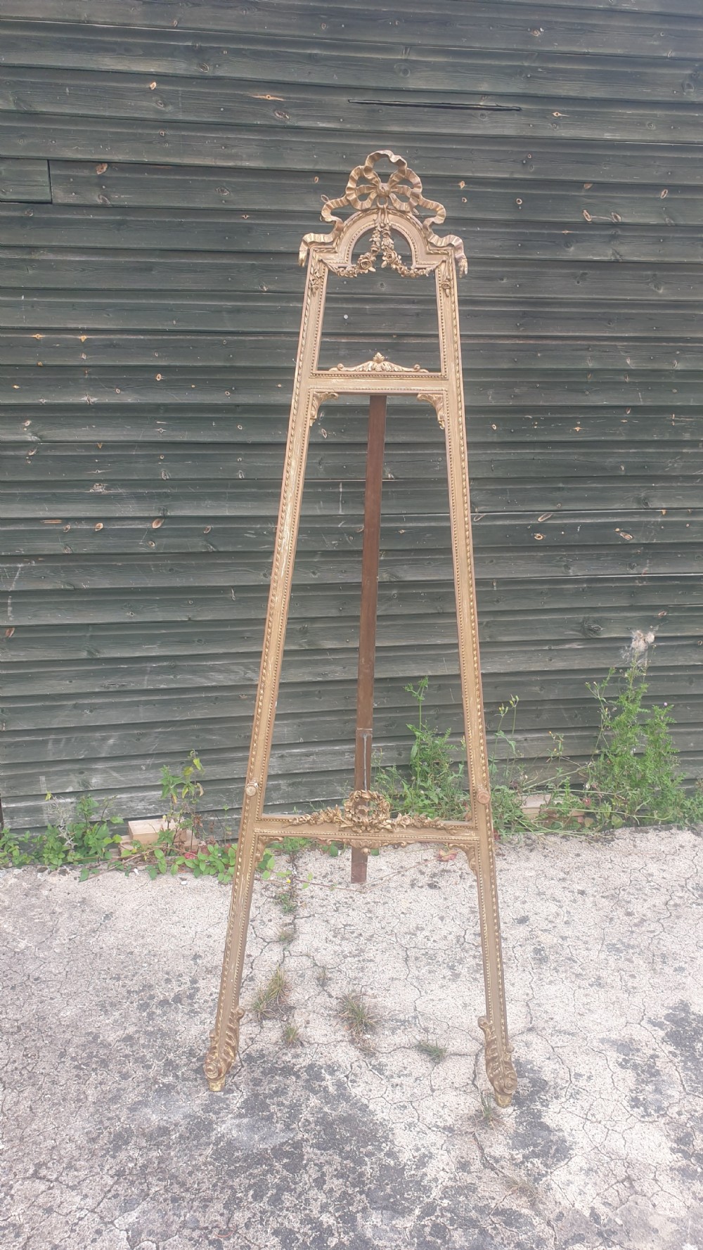 Gilt picture display easel. 