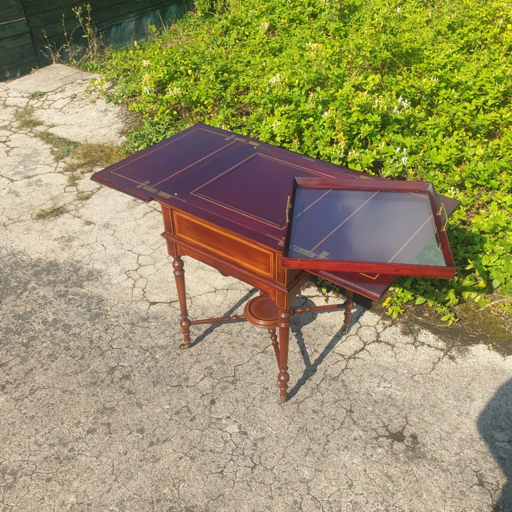 Good quality inlaid mahogany surprise drinks table with tray. 