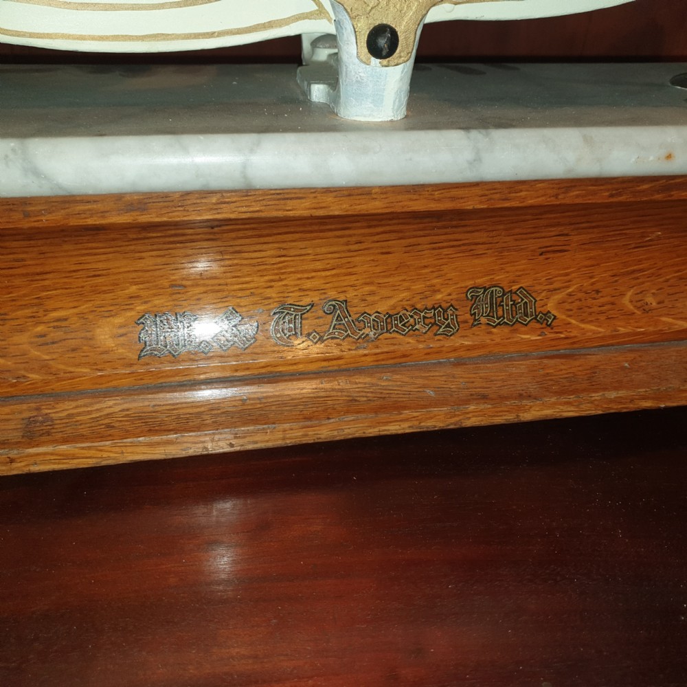 Early 20th century Avery kitchen or shop scales, with brass weights View II