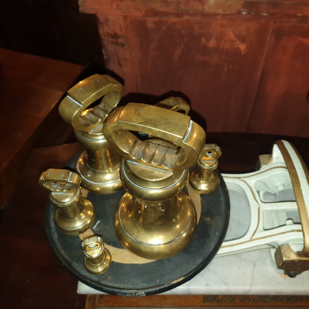 Early 20th century Avery kitchen or shop scales, with brass weights View III