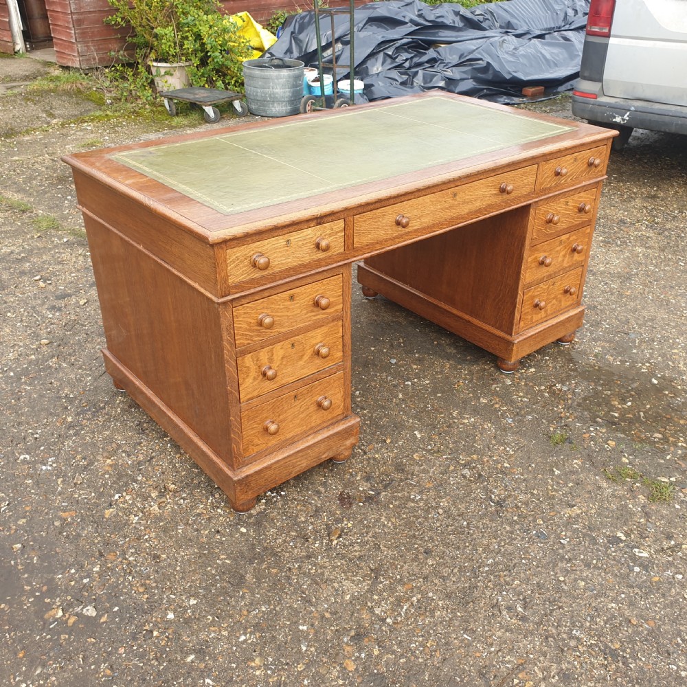 Good sized oak kneehole pedestal writing desk 