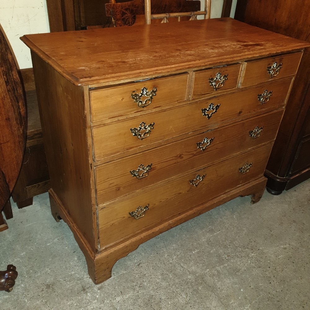 Georgian pine chest of drawers 