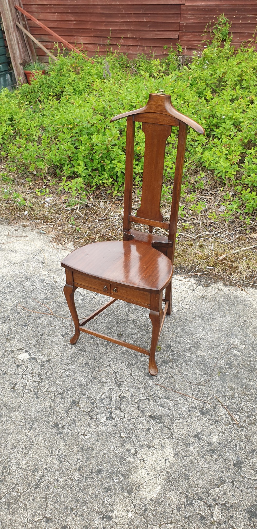 Gentleman's valet stand, with 2 swivel drawers.