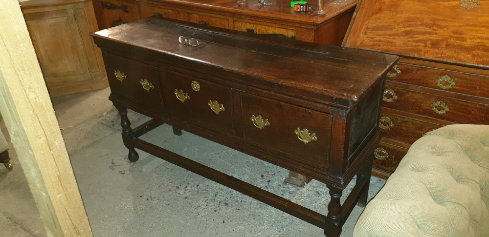Late Georgian oak 3 drawer dresser base. 