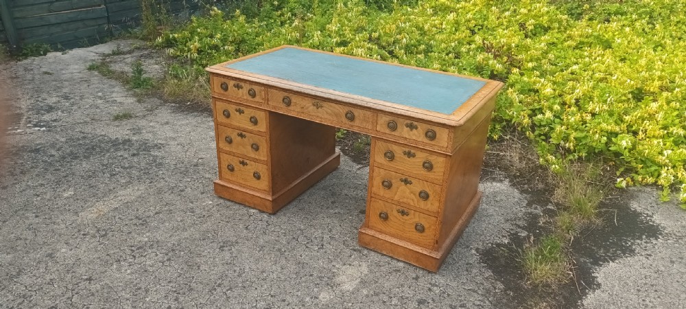 Good quality Victorian burr oak kneehole pedestal desk 