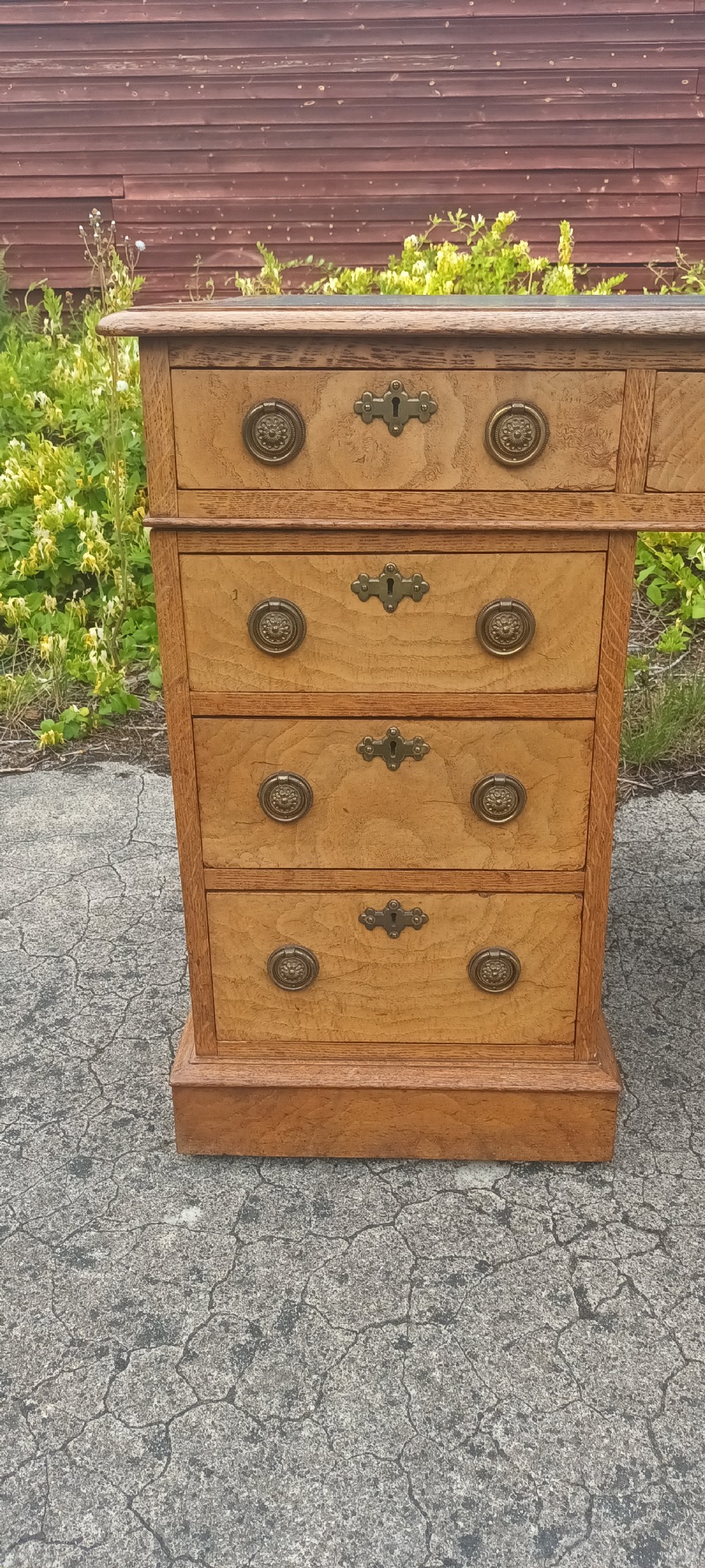 Good quality Victorian burr oak kneehole pedestal desk  View IX