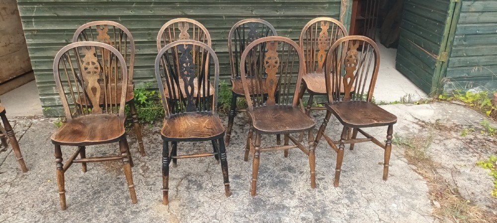 Harlequin set of 8 Windsor farmhouse kitchen dining chairs. 