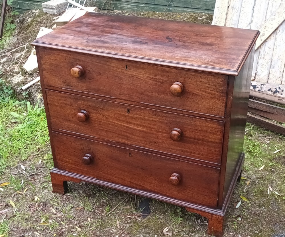 Practical late Georgian mahogany chestof drawers.
