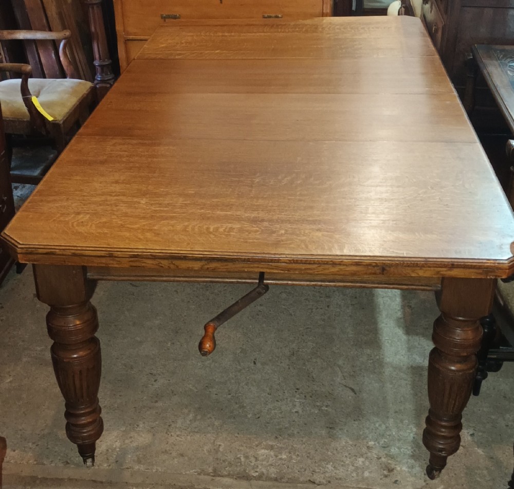 Late Victorian oak 2 leaf extending dining table. 