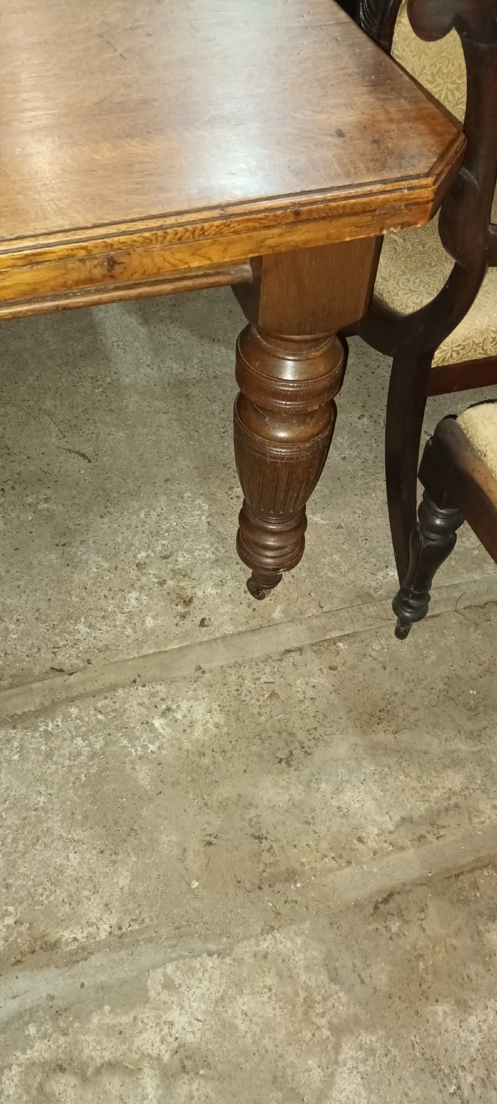 Late Victorian oak 2 leaf extending dining table.  View X