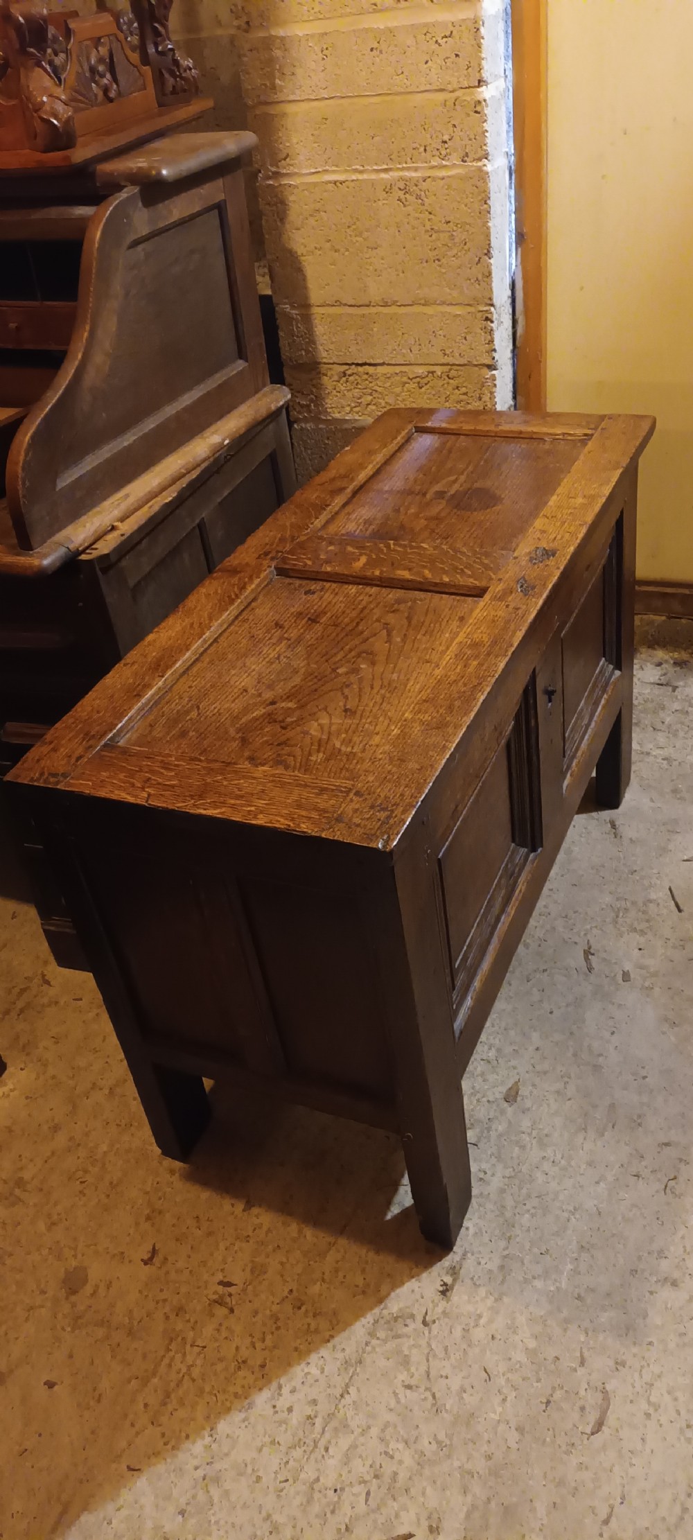 18th century Oak panelled coffer View VI