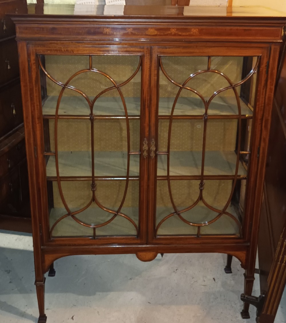 Good quality Edwardian inlaid mahogany display cabinet. 