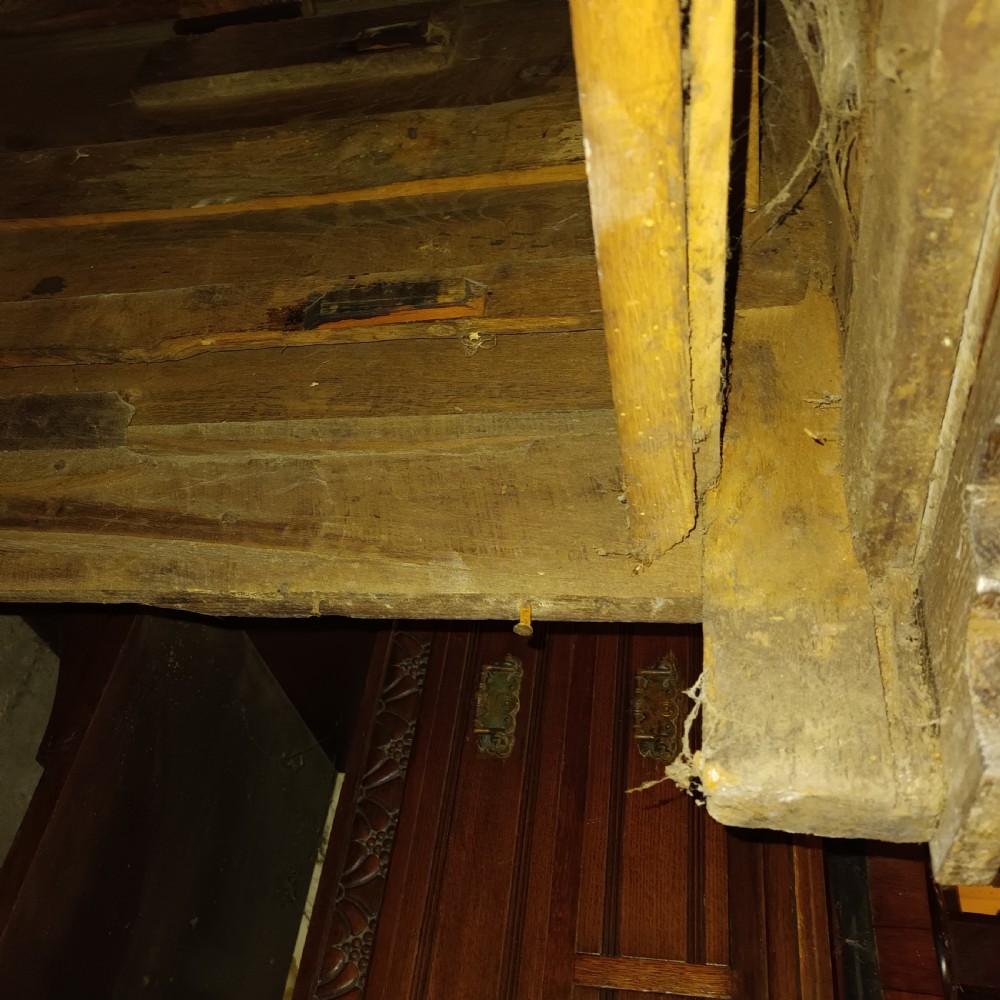 17th century oak chest of drawers. View II