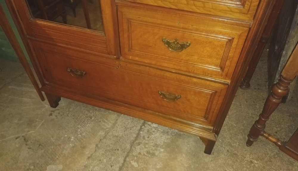 Good quality Late Victorian walnut wardrobe.  View IV
