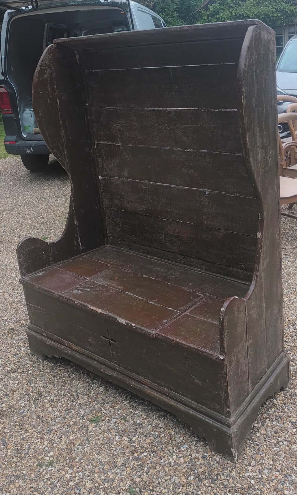Painted pine settle with left up lid.