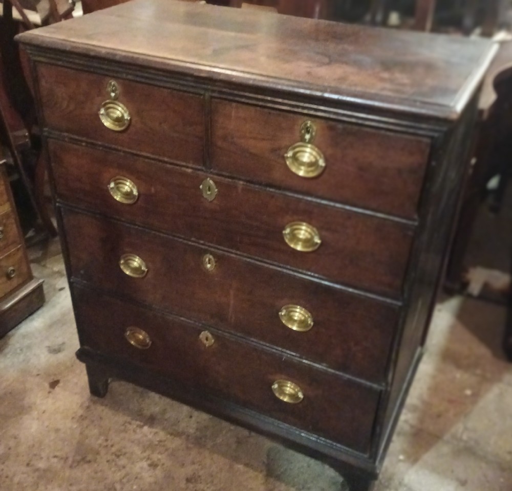 Georgian oak chest of drawers. View VI