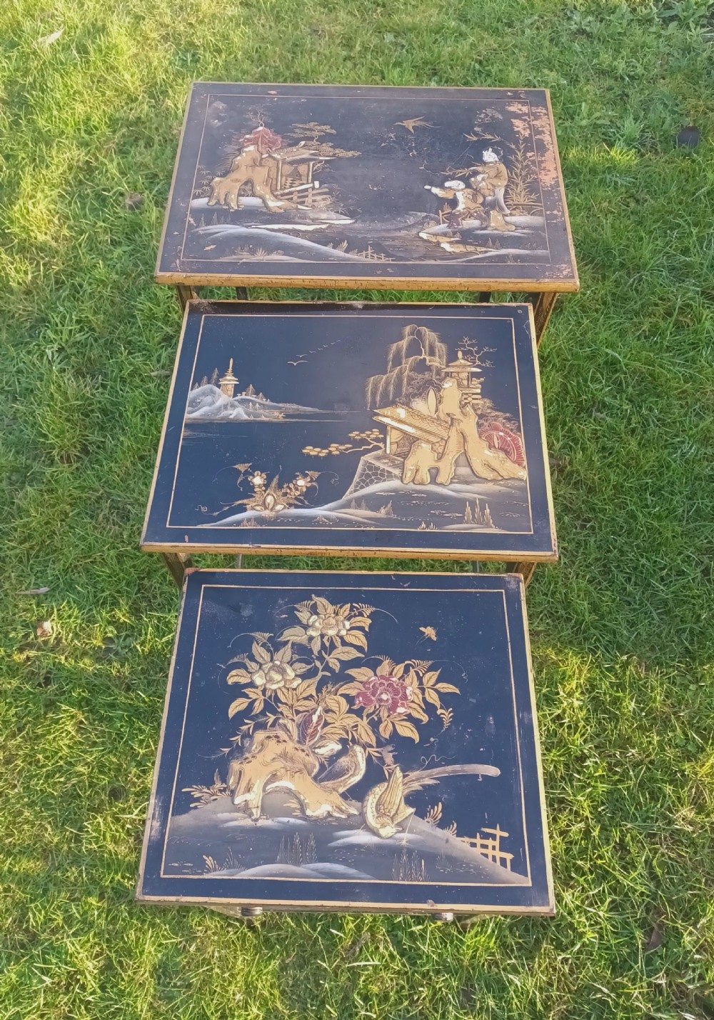 Nest of 3 lacquered tables. View VII