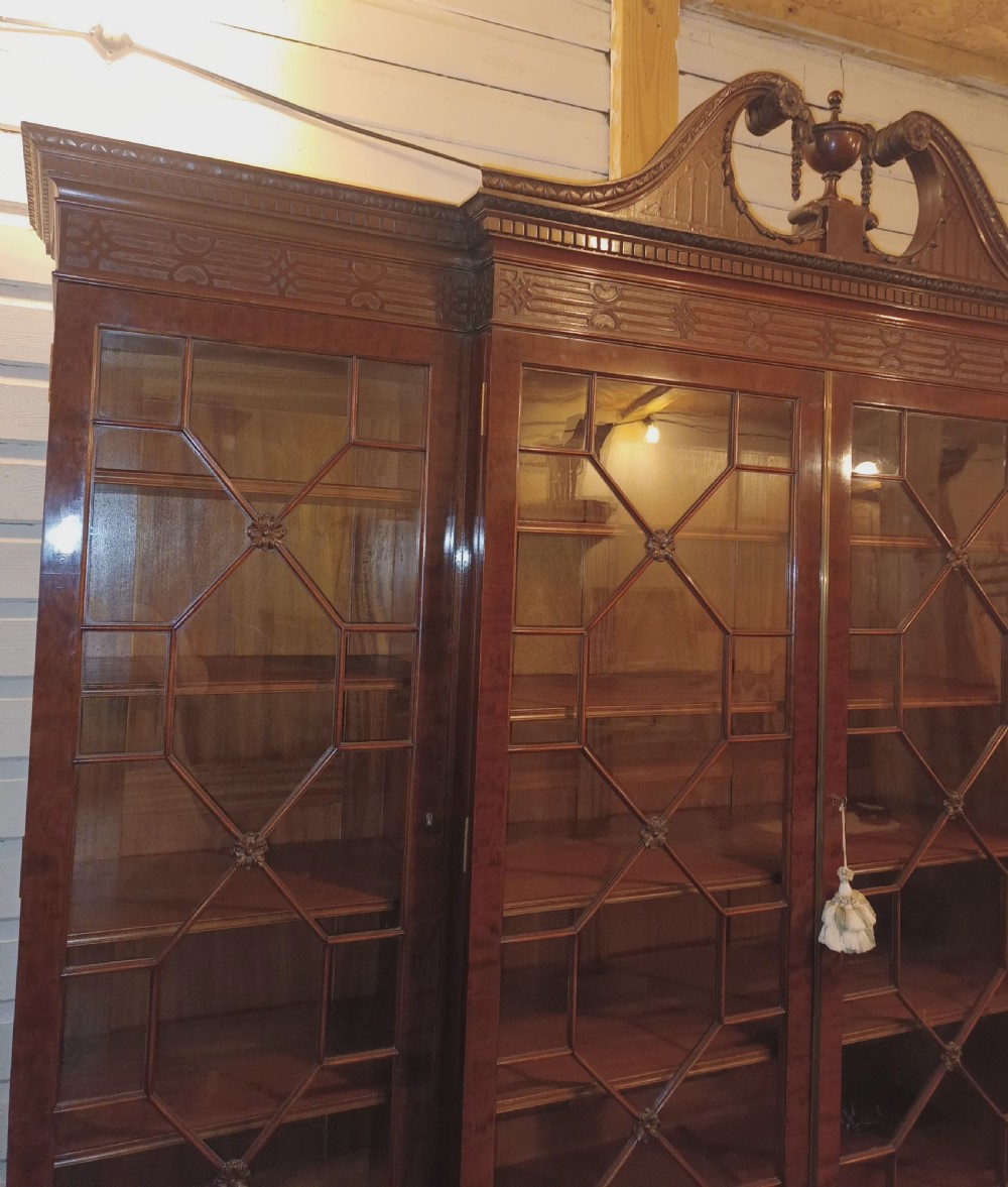Good quality early 20th century mahogany breakfront library bookcase.  View XIV