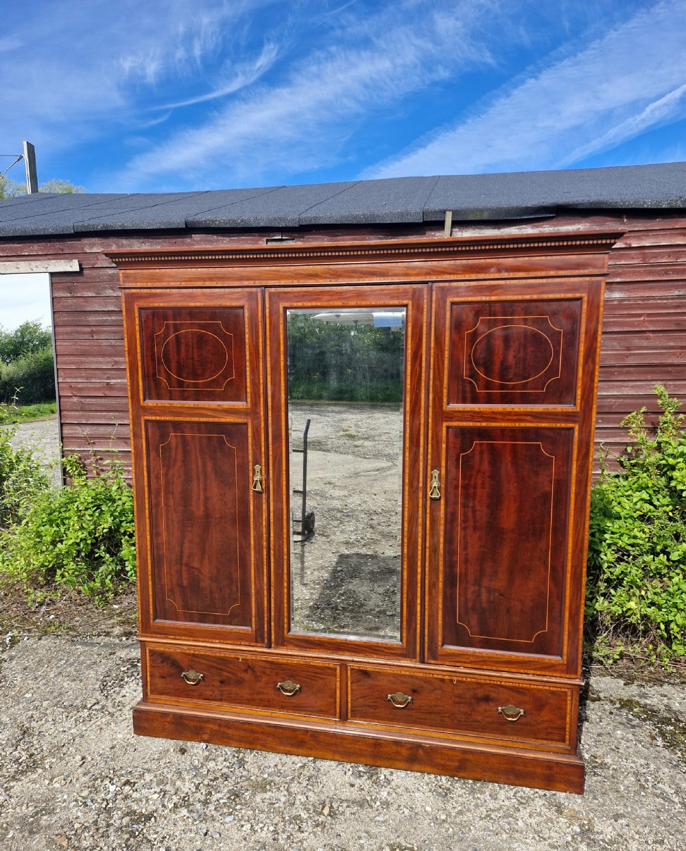 Good quality Edwardian inlaid mahogany wardrobe.  View III