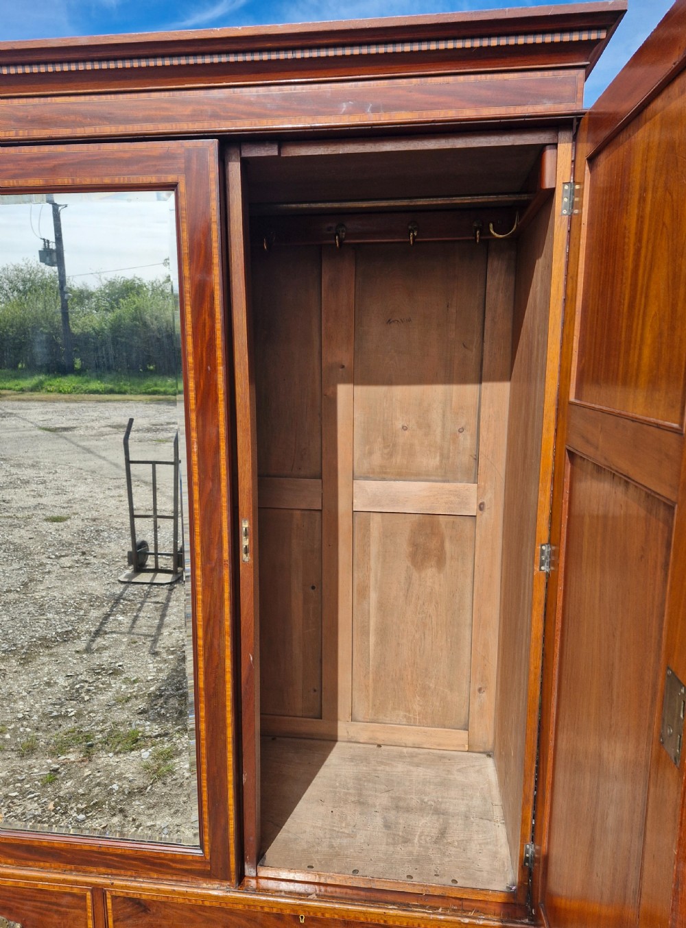 Good quality Edwardian inlaid mahogany wardrobe.  View IX