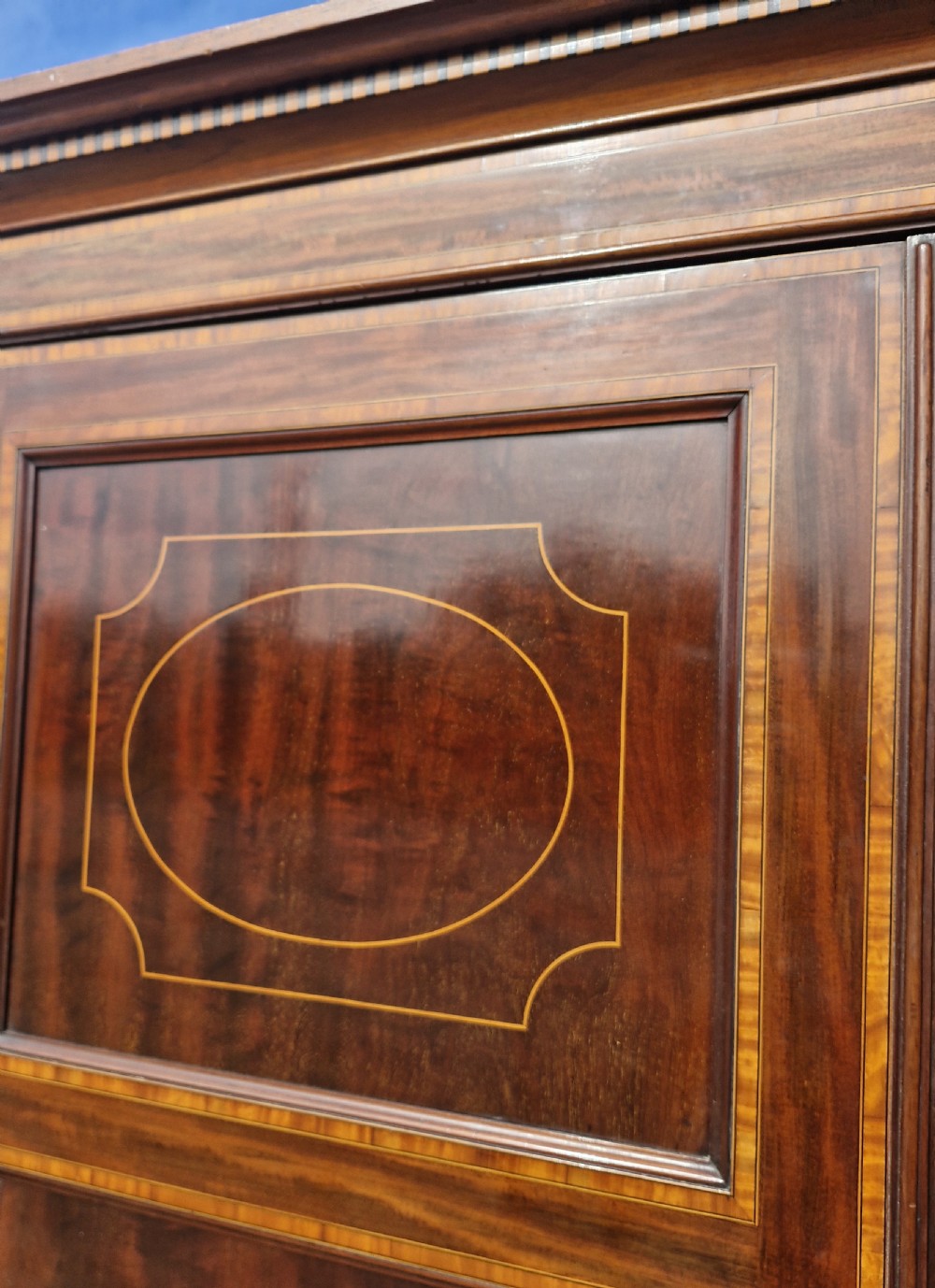 Good quality Edwardian inlaid mahogany wardrobe.  View XIII