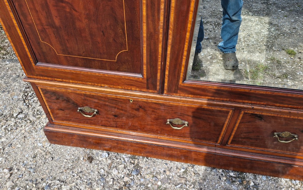 Good quality Edwardian inlaid mahogany wardrobe.  View XIV