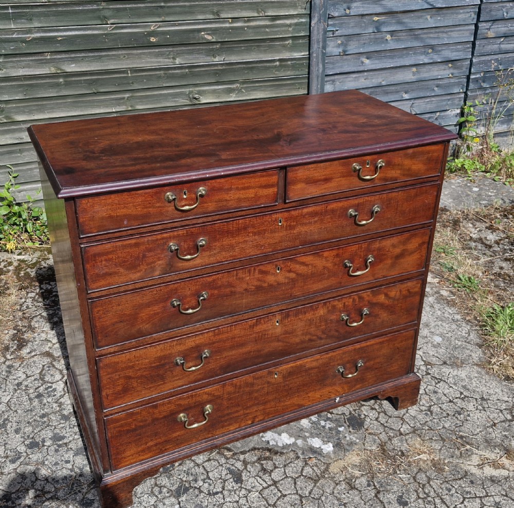 Good practical Georgian mahogany chest of drawers. 