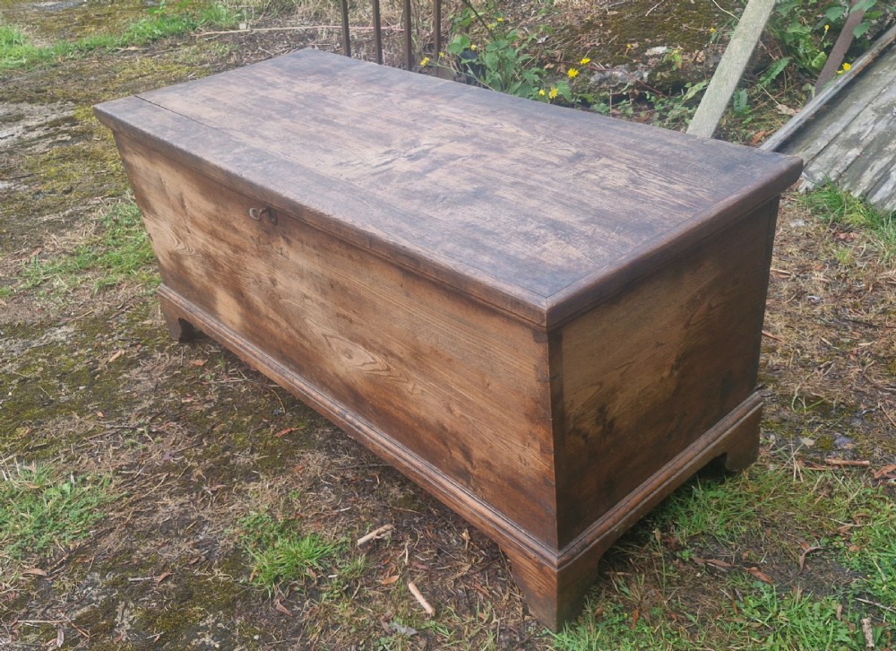 Early 19th century elm blanket coffer chest. View IV