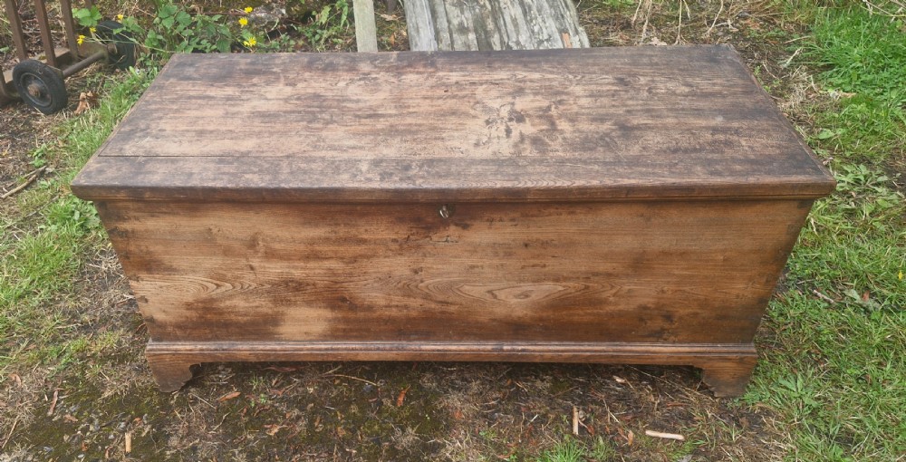 Early 19th century elm blanket coffer chest. View VI