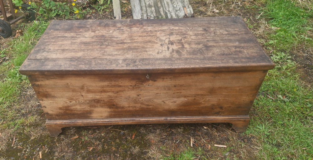 Early 19th century elm blanket coffer chest. View VII