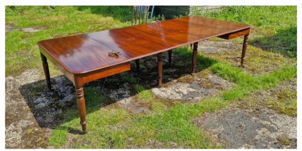 Regency mahogany extending dining table. 