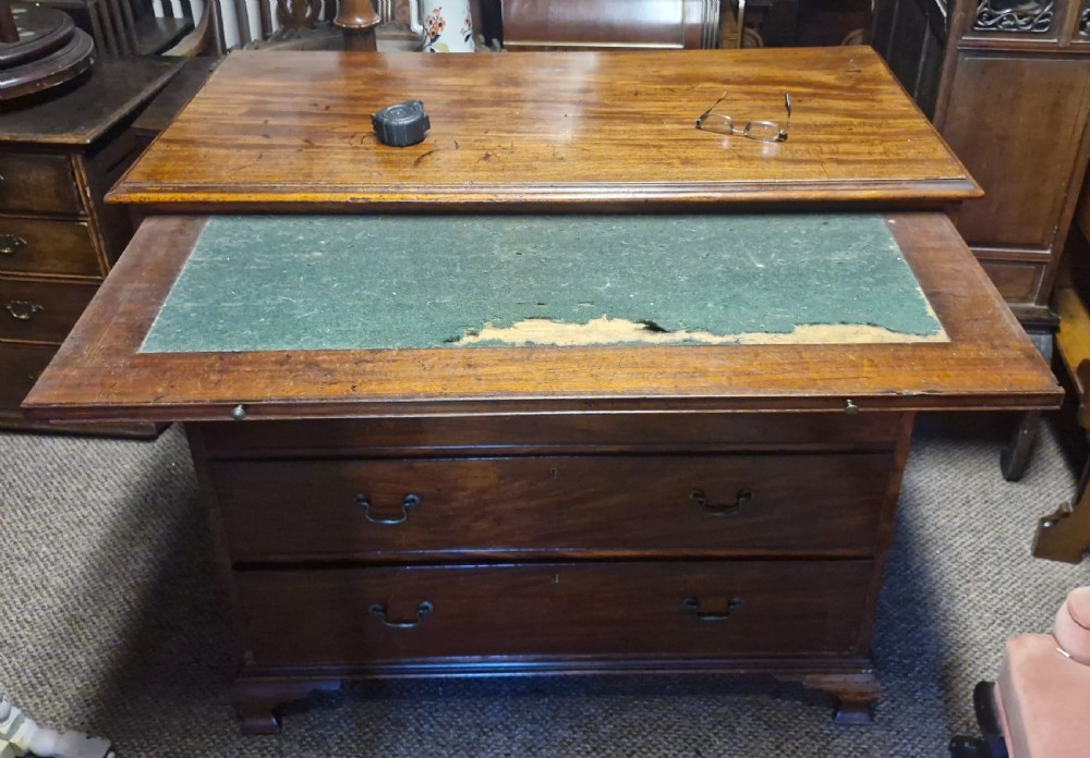 Early 19th century mahogany chest of drawers with brushing slide. View II