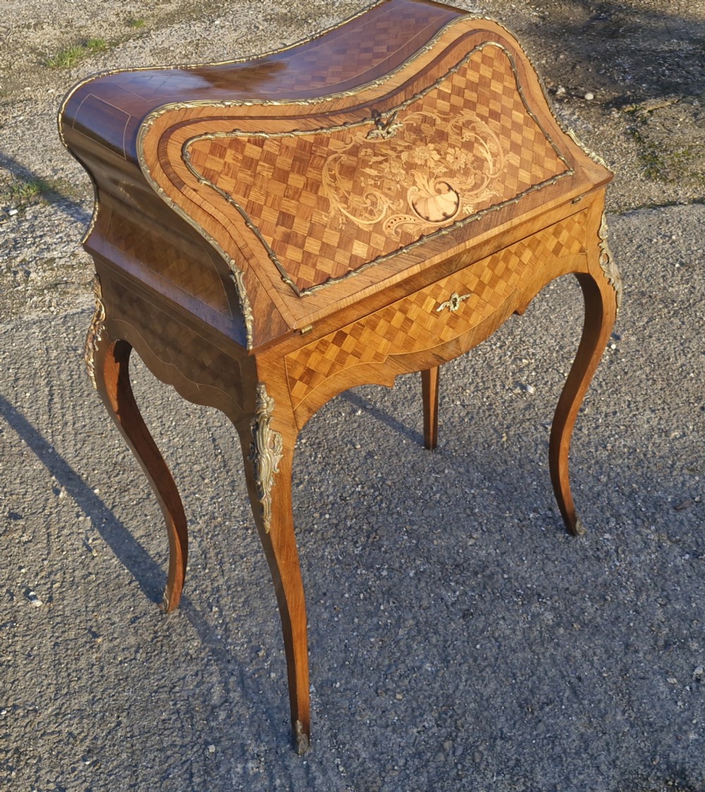 Good quality parquetry bureau de Dame.