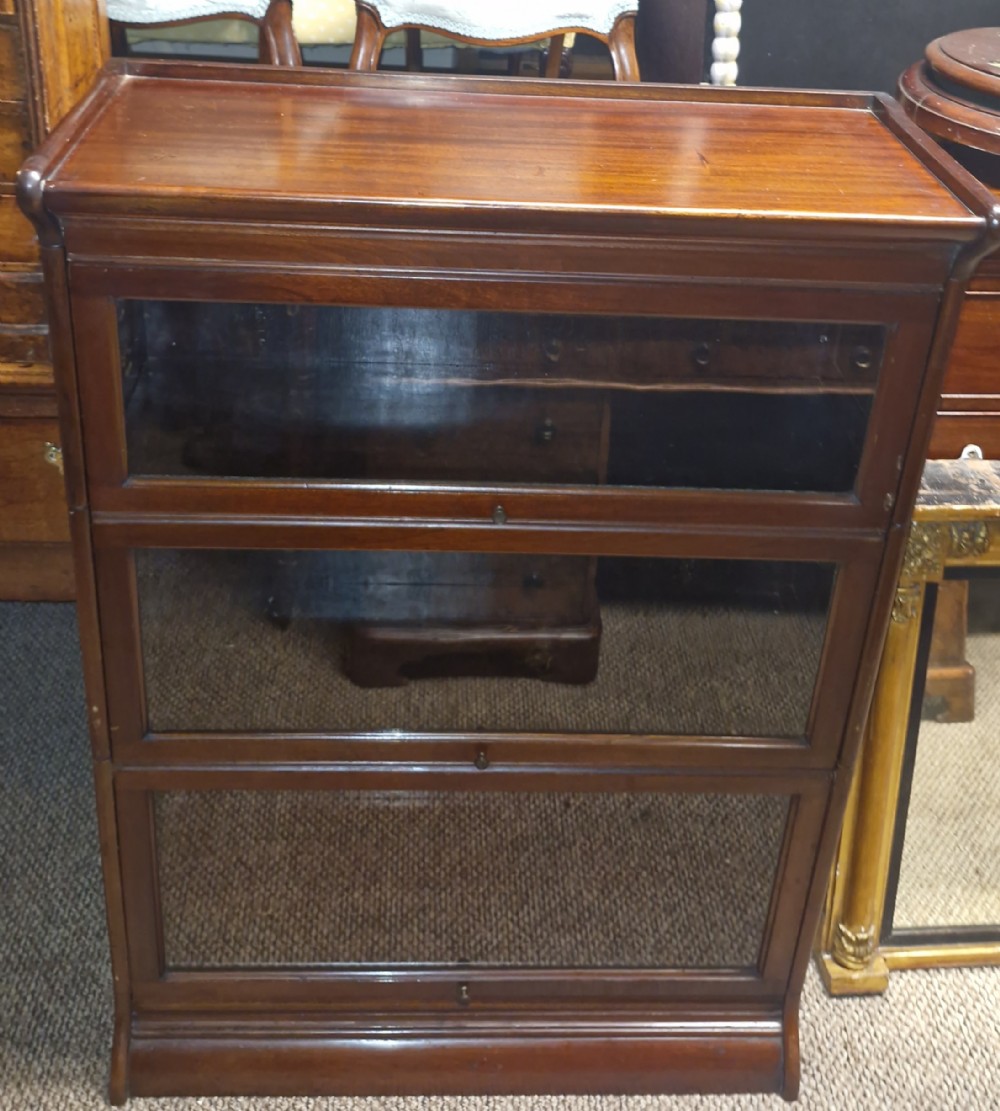Early 20th century mahogany 3 section glazed Globe Wernicke style bookcase. 