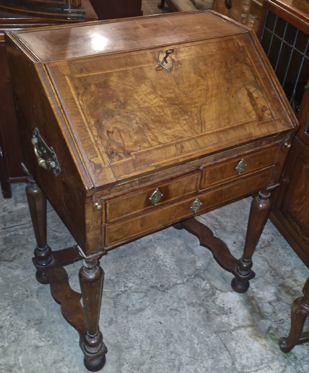 Queen Anne design bureau on stand.