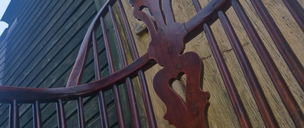Late Georgian Thames Valley Yewwood Windsor armchair.  View X