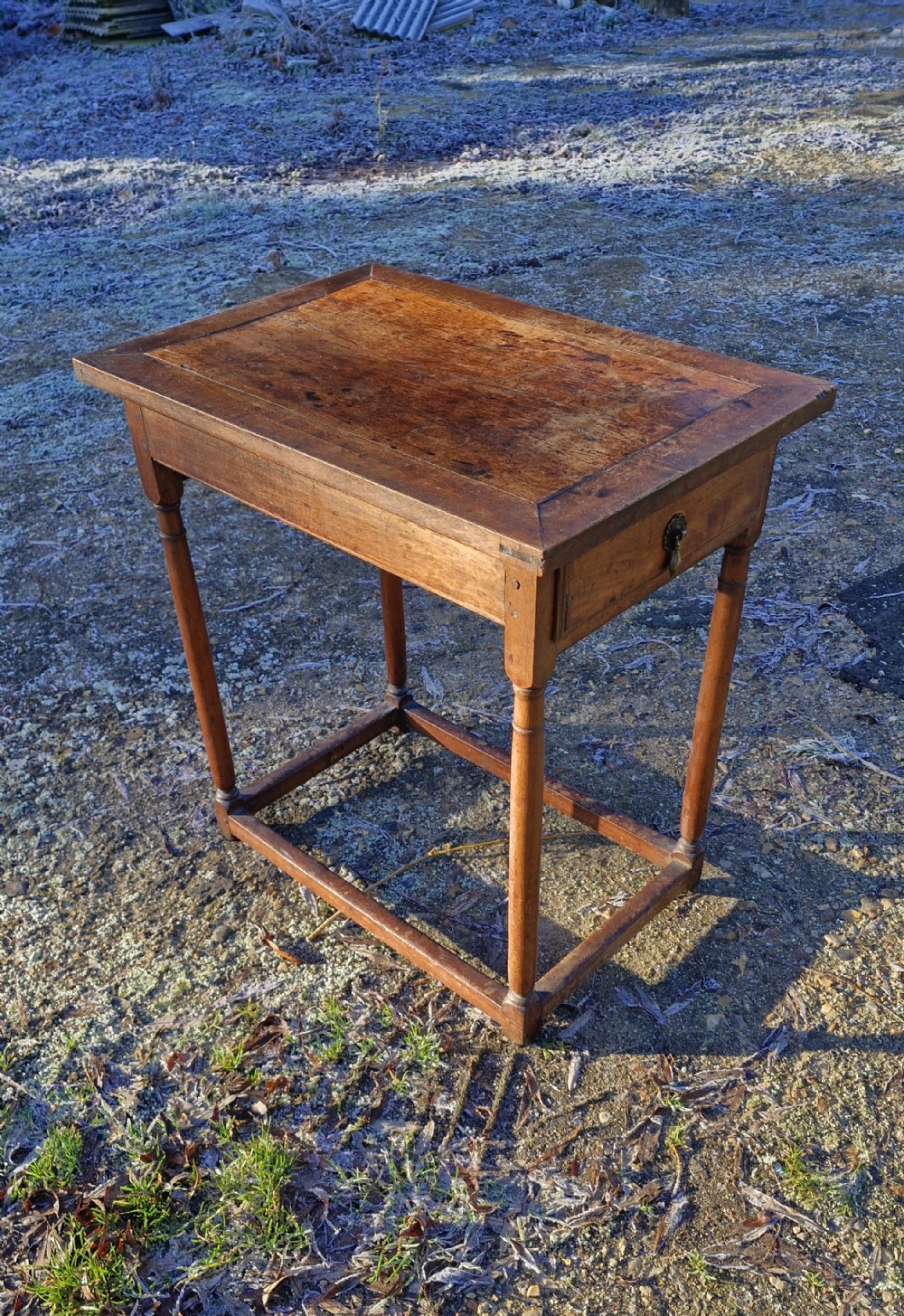 Early 18th century walnut 2 drawer side table.