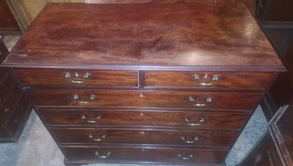 Good Georgian mahogany chest of drawers.  View IV